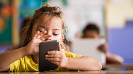 Die Bildungsministerin fordert ein bundesweites Handyverbot an Grundschulen. 