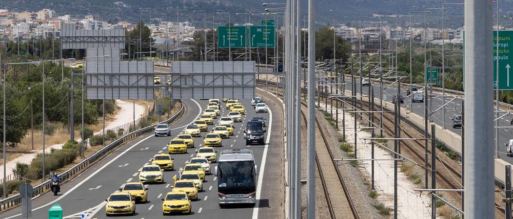 Wer zum Flughafen will, hat es schwer: Taxistreik in Athen.