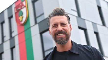 Der neue Trainer Sandro Wagner posiert vor der Geschäftsstelle des FC Augsburg.