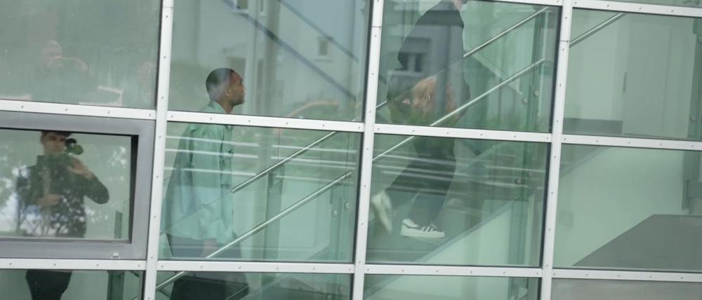 Jonathan Tah kommt zum Medizincheck.