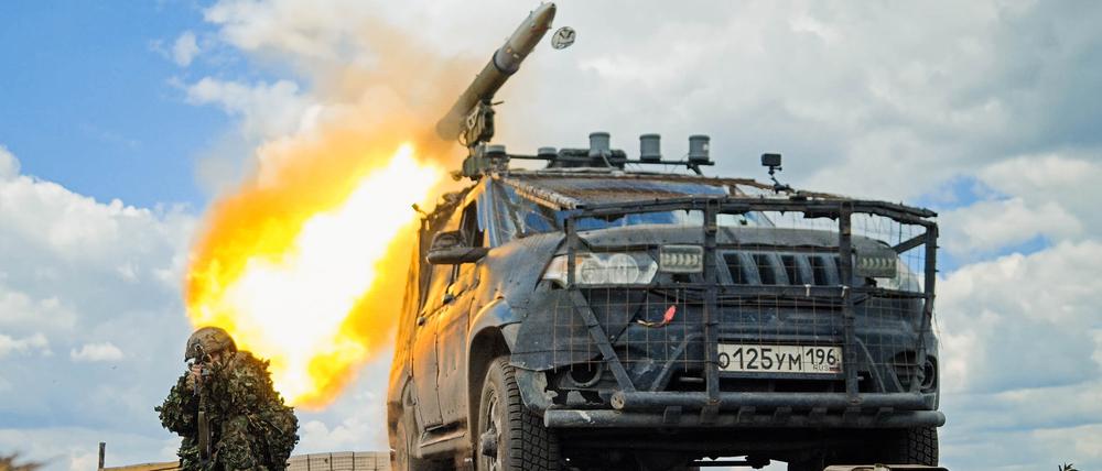 14.05.2025, Ukraine: Soldaten der 4. Brigade der russischen Heeresgruppe Süd feuern eine Kornet-Panzerabwehrlenkwaffe ab, die auf einem Patriot-Pickup montiert ist.