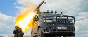 Russische Soldaten feuern eine Kornet-Panzerabwehrlenkwaffe ab.