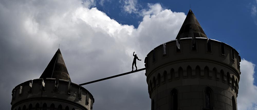„Balance mit sich” von Hubertus von der Goltz kann bis Herbst zwischen den Türmen des Nauener Tors bleiben.