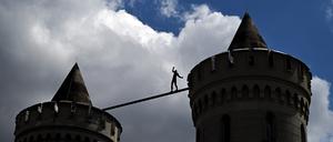 „Balance mit sich” von Hubertus von der Goltz kann bis Herbst zwischen den Türmen des Nauener Tors bleiben.