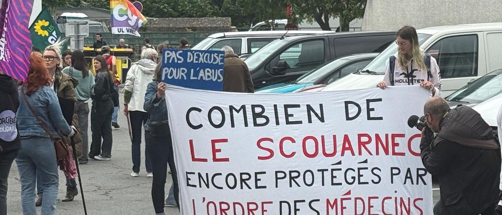 Opfervertreter demonstrierten vor dem Gericht und forderten mehr Schutz von Kindern vor Sexualstraftaten.