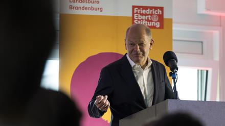 Der frühere Bundeskanzler Olaf Scholz (SPD) wirbt in einer Schule für den Kampf gegen Rechtsextremismus.