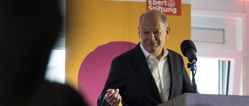 Der frühere Bundeskanzler Olaf Scholz (SPD) wirbt in einer Schule für den Kampf gegen Rechtsextremismus.