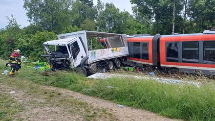 Bayern, Pocking: Blick auf die Unfallstelle. Bei einem Zusammenstoß von einem Zug und einem Lastwagen sind hier mehrere Menschen verletzt worden.