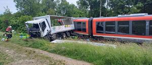 Bayern, Pocking: Blick auf die Unfallstelle. Bei einem Zusammenstoß von einem Zug und einem Lastwagen sind hier mehrere Menschen verletzt worden.