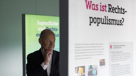 Olaf Scholz (SPD) sprach bei der Eröffnung einer Ausstellung gegen Rechtsextremismus in der Schule am Schloss in Potsdam. 