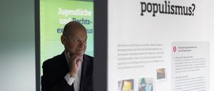 Olaf Scholz (SPD) sprach bei der Eröffnung einer Ausstellung gegen Rechtsextremismus in der Schule am Schloss in Potsdam. 
