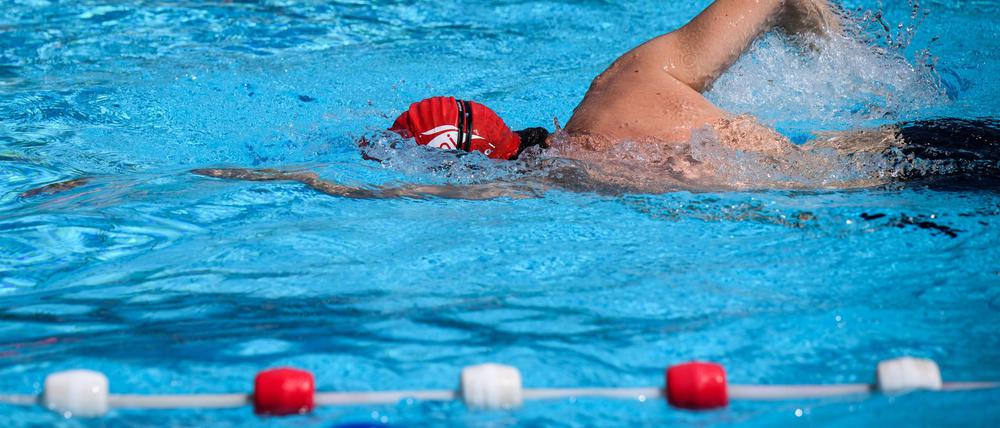 Das beliebte Freibad grenzt an das Tempelhofer Feld (Archivbild)