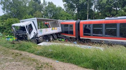 Die Bahnstrecke wurde gesperrt. Der Zug soll am Freitag geborgen werden.