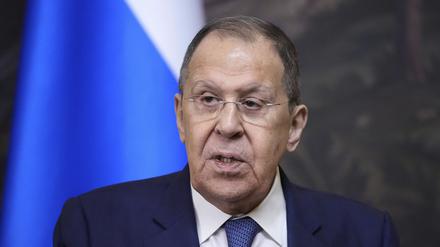 Der russische Außenminister Sergej Lawrow nimmt nach seinem Treffen mit den Außenministern der Konföderation der Sahel-Staaten an einer gemeinsamen Pressekonferenz teil.