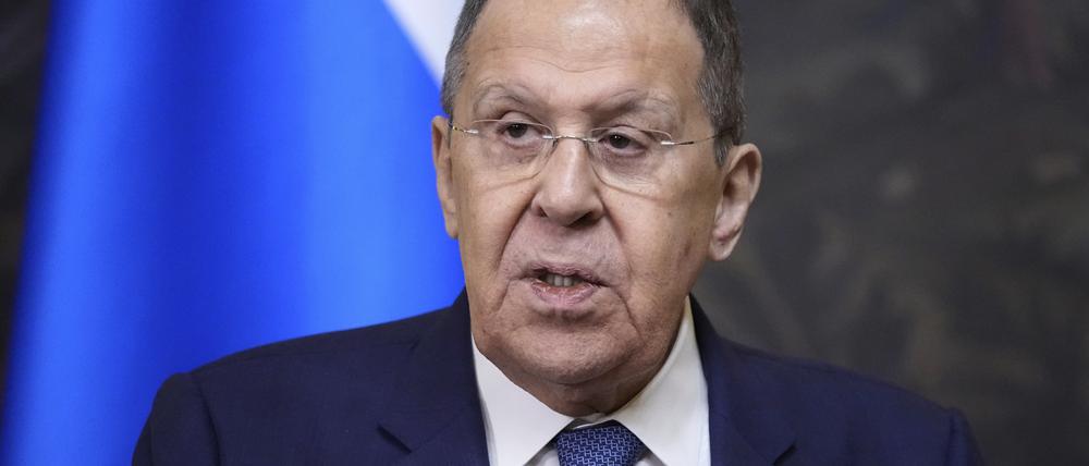 Der russische Außenminister Sergej Lawrow nimmt nach seinem Treffen mit den Außenministern der Konföderation der Sahel-Staaten an einer gemeinsamen Pressekonferenz teil.