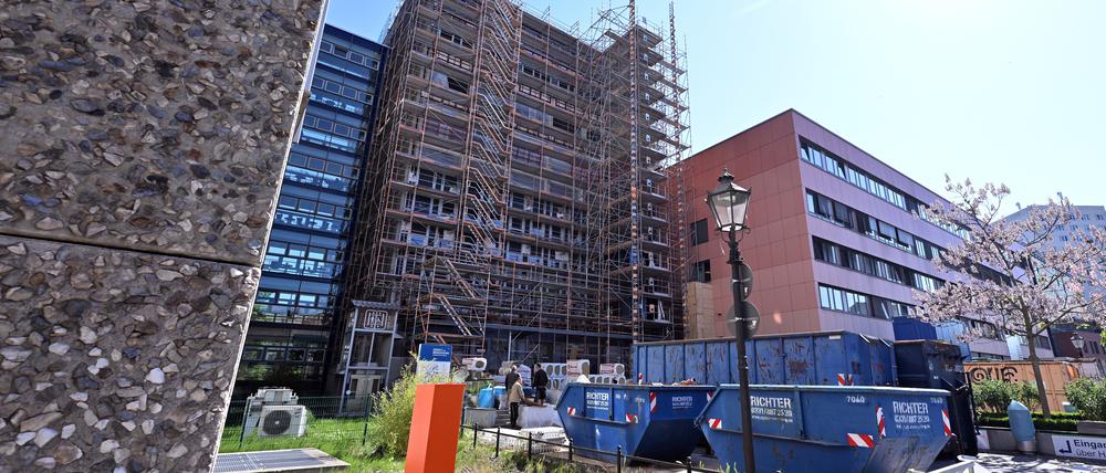 Das Klinikum „Ernst von Bergmann“ wird gerade im Eingangsbereich saniert. 