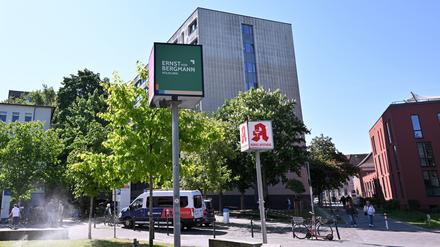 Die Einfahrt zum Klinikum „Ernst von Bergmann“.