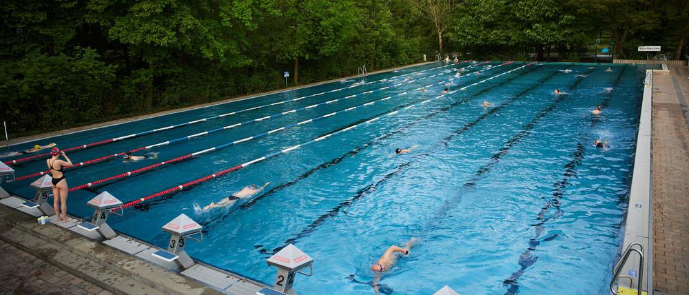 Schwimmer ziehen am ersten Tag der Freibadsaison im Prinzenbad ihre Bahnen. (Archivbild)