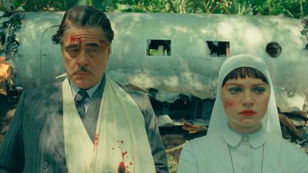 Benicio Del Toro als Zsa-Zsa Korda und Mia Threapleton as Liesl in einer Szene des Films „Der phönizische Meisterstreich“.