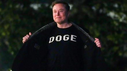Elon Musk zeigt ein Shirt mit der Aufschrift „Dodge“ – das Kostensenkungsgremium der Regierung von Donald Trump.