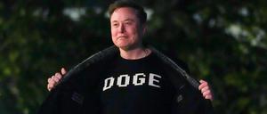 Elon Musk zeigt ein Shirt mit der Aufschrift „Dodge“ – das Kostensenkungsgremium der Regierung von Donald Trump.