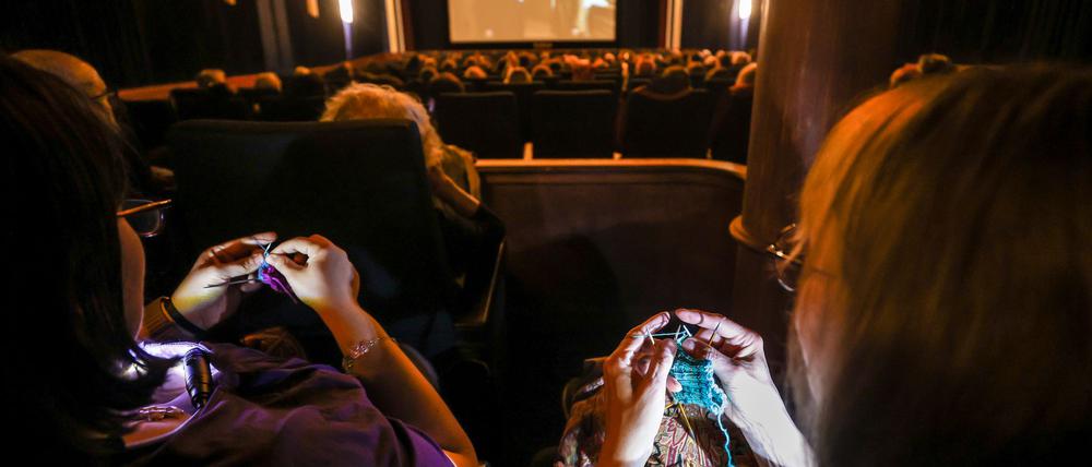 Beim „Strick-Kino“ wie hier in Mannheim stricken die Kinobesucher(innen) und genießen nebenher einen Film.