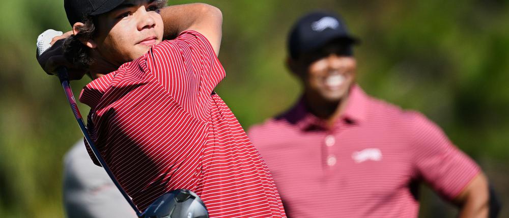 Charlie Woods, hier mit seinem berühmten Vater Tiger, arbeitet an seiner Golfkarriere und gewann nun ein wichtiges Nachwuchsturnier.