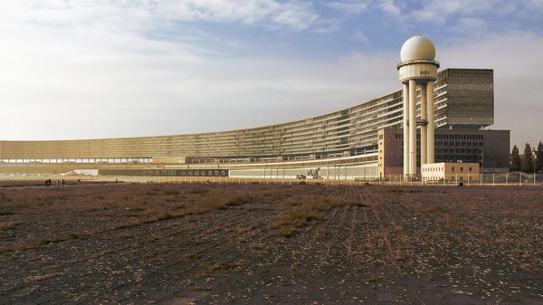 Montage: Bikinihaus am Flughafen Tempelhof. Simulation: Büro Brandlhuber/b+/Cornelia Müller