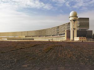 Montage: Bikinihaus am Flughafen Tempelhof. Simulation: Büro Brandlhuber/b+/Cornelia Müller