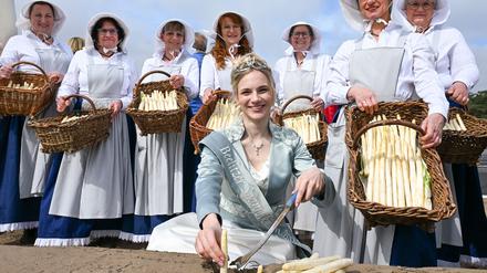 In Beelitz beginnt am Freitag ein großes Stadtfest rund um den Spargel, bei dem die Spargelkönigin nicht fehlen darf. (Archivbild) 