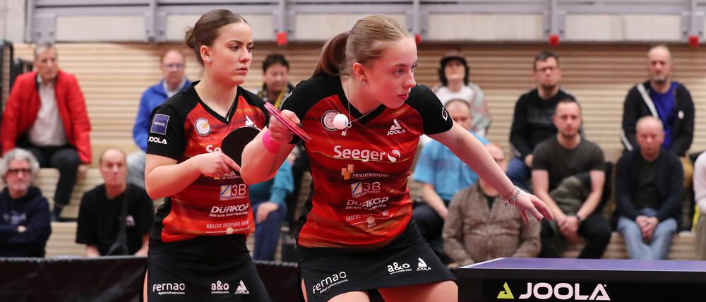 Mia Griesel (li.) und Josephina Neumann wollen ins Finale.
