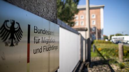 Bundesamt für Migration und Flüchtlinge (BAMF) steht auf einem Schild vor dem Gebäude.