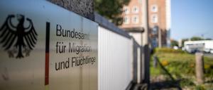 Bundesamt für Migration und Flüchtlinge (BAMF) steht auf einem Schild vor dem Gebäude.