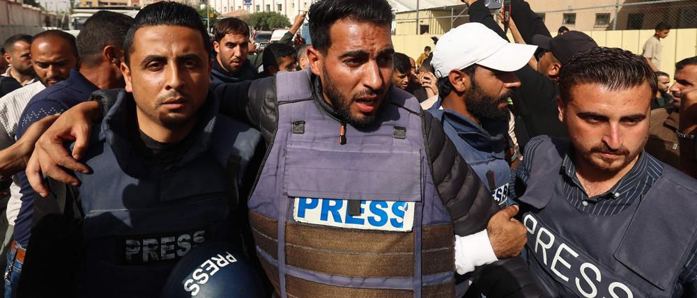 Bilder wie diese sieht die israelische Öffentlichkeit kaum: Palästinensische Journalisten nehmen an der Beerdigung eines Kollegen teil, der am 13. Mai 2025 bei einem israelischen Angriff auf ein Krankenhaus im Gazastreifen getötet wurde. 