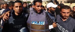 Bilder wie diese sieht die israelische Öffentlichkeit kaum: Palästinensische Journalisten nehmen an der Beerdigung eines Kollegen teil, der am 13. Mai 2025 bei einem israelischen Angriff auf ein Krankenhaus im Gazastreifen getötet wurde. 