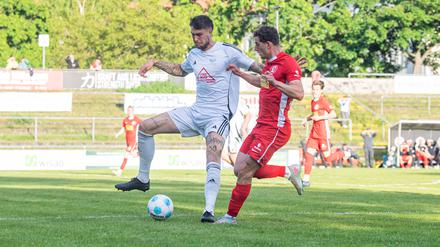 Lenny Stein (li., gegen Jeronimo Mattmüller von Lichtenberg 47)  ist in der Abwehr eine wichtige Stütze für den BFC Preussen. Für den Aufstieg muss gegen Mahlsdorf ein Sieg her. 