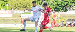 Lenny Stein (li., gegen Jeronimo Mattmüller von Lichtenberg 47)  ist in der Abwehr eine wichtige Stütze für den BFC Preussen. Für den Aufstieg muss gegen Mahlsdorf ein Sieg her. 
