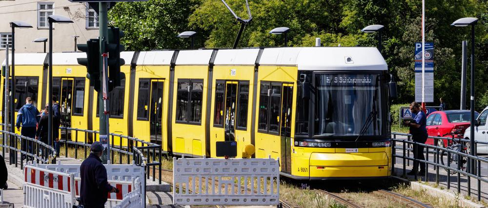 Eine Straßenbahn fährt in den gesicherten Bereich an der gesperrten Brücke an der Wuhlheide im Ortsteil Oberschöneweide. 