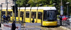 Eine Straßenbahn fährt in den gesicherten Bereich an der gesperrten Brücke an der Wuhlheide im Ortsteil Oberschöneweide.