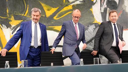 Markus Söder (l-r), Ministerpräsident von Bayern und CSU-Vorsitzender, Bundeskanzler Friedrich Merz (CDU) und Lars Klingbeil, Bundesfinanzminister und SPD-Parteivorsitzender, kommen zu einer Pressekonferenz nach der ersten Sitzung des Koalitionsausschusses von Union und SPD.