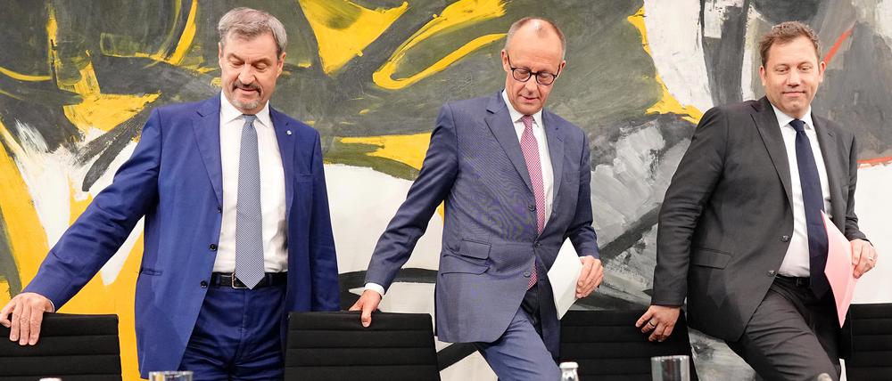 Markus Söder (l-r), Ministerpräsident von Bayern und CSU-Vorsitzender, Bundeskanzler Friedrich Merz (CDU) und Lars Klingbeil, Bundesfinanzminister und SPD-Parteivorsitzender, kommen zu einer Pressekonferenz nach der ersten Sitzung des Koalitionsausschusses von Union und SPD.