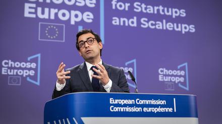 EU-Kommissar Stéphane Séjourné stellt auf einer Pressekonferenz in Brüssel das Strategiepapier „Choose Europe“ vor.