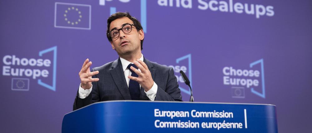 EU-Kommissar Stéphane Séjourné stellt auf einer Pressekonferenz in Brüssel das Strategiepapier „Choose Europe“ vor.