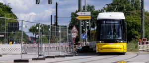 Eine Straßenbahn fährt in den gesicherten Bereich an der gesperrten Brücke an der Wuhlheide im Ortsteil Oberschöneweide. Die einzige Straßenbahn-Verbindung zwischen Köpenick und dem Rest der Stadt war seit Tagen dicht.
