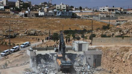 Ein israelischer Bagger reißt ein palästinensisches Haus in der Stadt Yatta südlich der Westjordanland-Stadt Hebron ab.