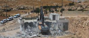 Ein israelischer Bagger reißt ein palästinensisches Haus in der Stadt Yatta südlich der Westjordanland-Stadt Hebron ab.