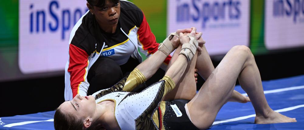 Trainerin LaPrise Harris-Williams kümmert sich um Helen Kevric.