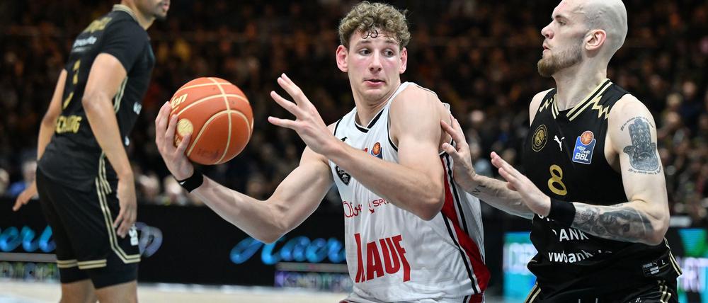Entscheidender Mann auf Würzburger Seite: Hannes Steinbach (am Ball).