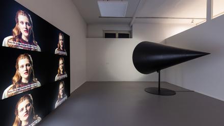 Blick in die Ausstellung „No. The Exhibition Curated by  Meduza“ im Kunstraum Kreuzberg / Bethanien. Hier mit Arbeiten von Semyon Khanin (re.) und Zhenia Berezhna.