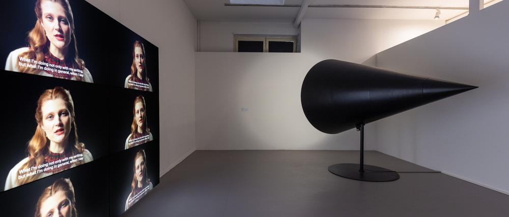 Blick in die Ausstellung „No. The Exhibition Curated by Meduza“ im Kunstraum Kreuzberg / Bethanien. Hier mit Arbeiten von Semyon Khanin (re.) und Zhenia Berezhna.